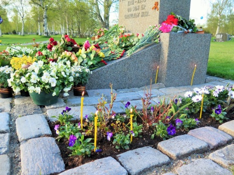 Цветы и свечи на братской могиле павших воинов